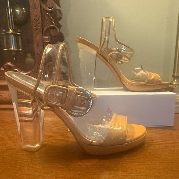 Stuart Weitzman Tan Leather Lucite Clear Sandal Heels Size 5.5 MSRP $495 4” Heel - Picture 6 of 12